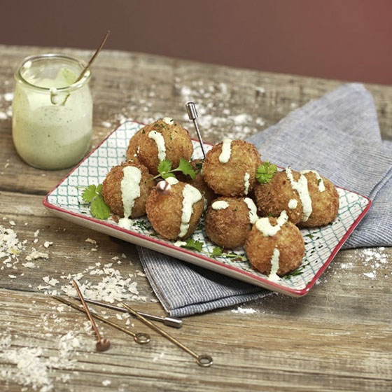 Bolitas de Papa Acompañadas con Aderezo de Cilantro.