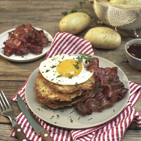 Hotcakes de Papa Acompañados de Tocino y Huevo Estrellado