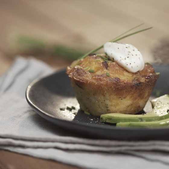 Muffins de Papa con Espinacas y Tocino Acompañado de Aguacate y Crema.