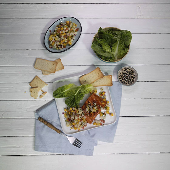 Salmón a la Parrilla con Ensalada Tropical con Papa