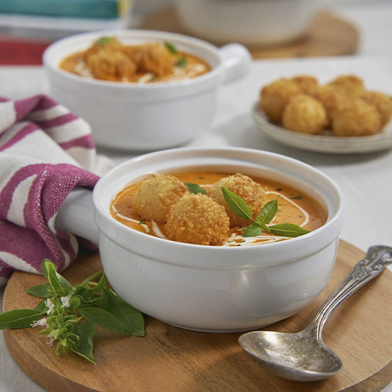 Sopa de Jitomate Rostizado con Croquetas de Papa