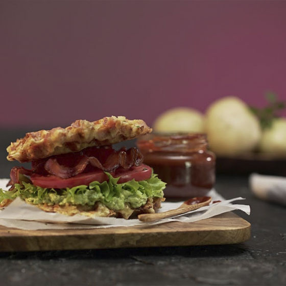 Waffle de Papa con Lechuga, Jitomate, Tocino y Aderezo de Aguacate.
